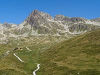 Blick hinauf zur Chamanna Saluver (2632m) unter dem Piz Saluver (3159m)